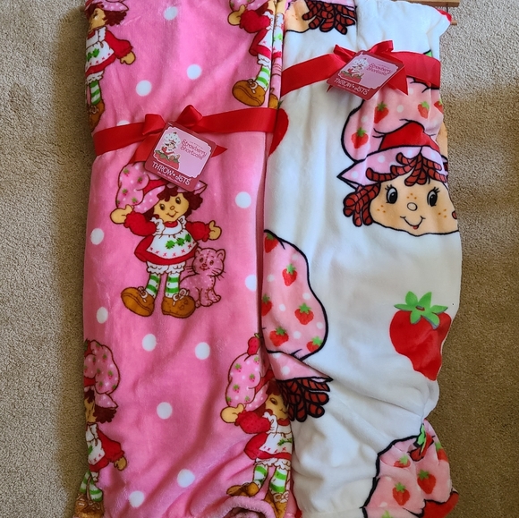 Strawberry Shortcake Other - Strawberry Shortcake Blanket Set 🍓